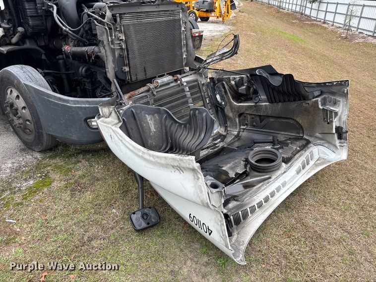 image for item YA1553 2015 Freightliner Cascadia  semi truck