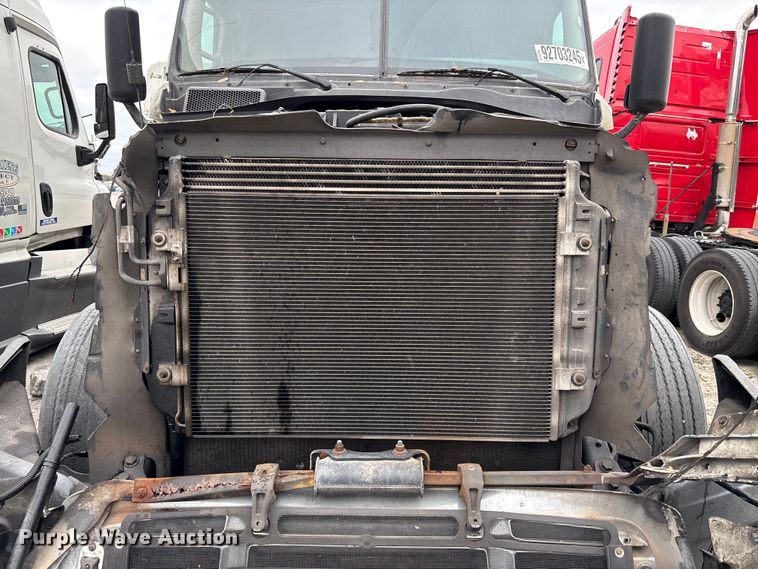 image for item YA1553 2015 Freightliner Cascadia  semi truck