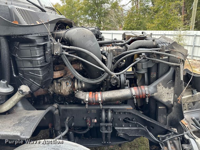 image for item YA1553 2015 Freightliner Cascadia  semi truck