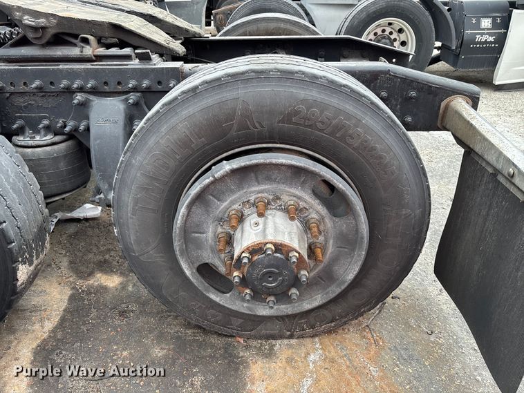 image for item YA1553 2015 Freightliner Cascadia  semi truck