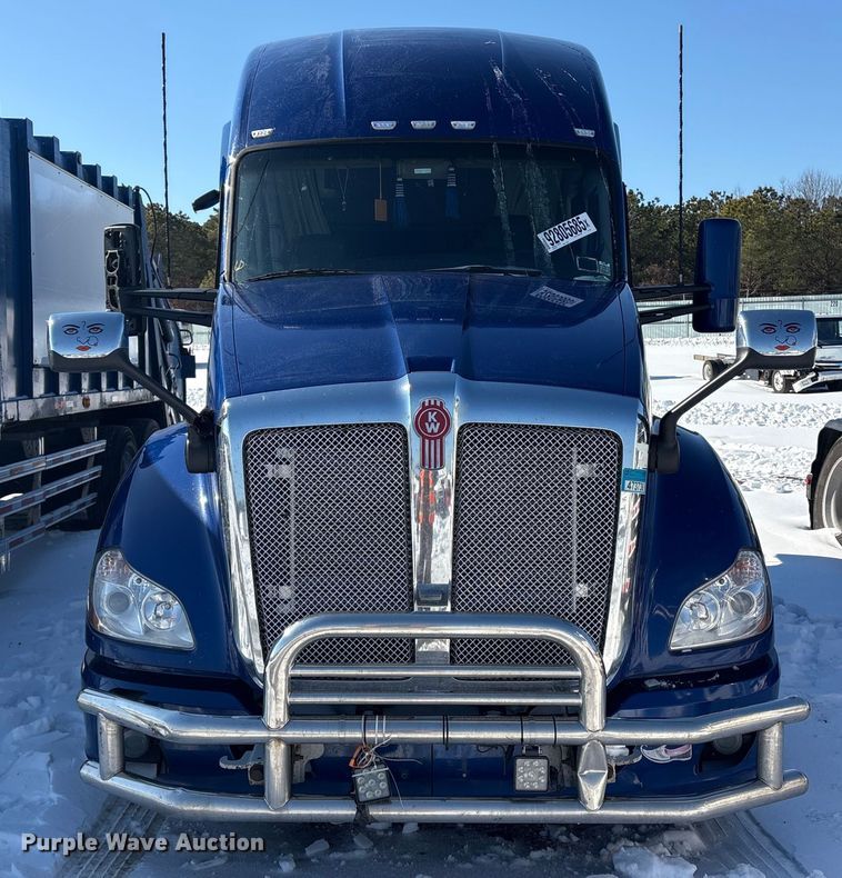 image for item YA1558 2022 Kenworth T680 semi truck