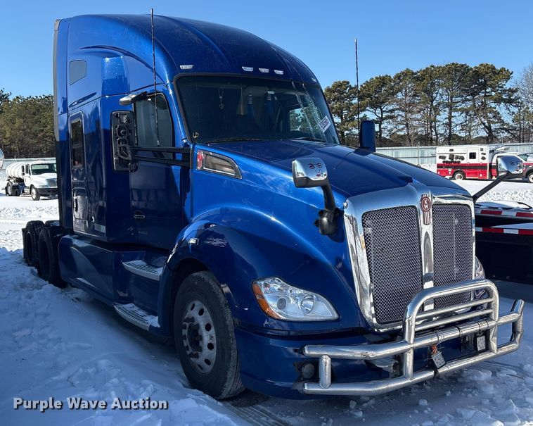 image for item YA1558 2022 Kenworth T680 semi truck