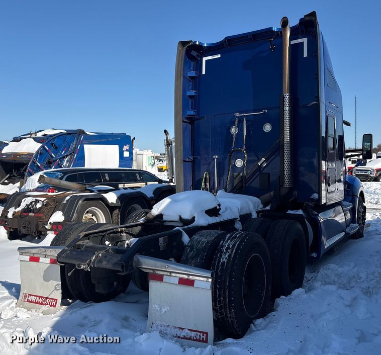 image for item YA1558 2022 Kenworth T680 semi truck