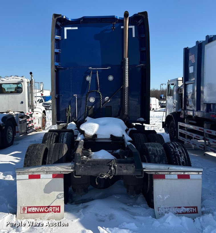 image for item YA1558 2022 Kenworth T680 semi truck