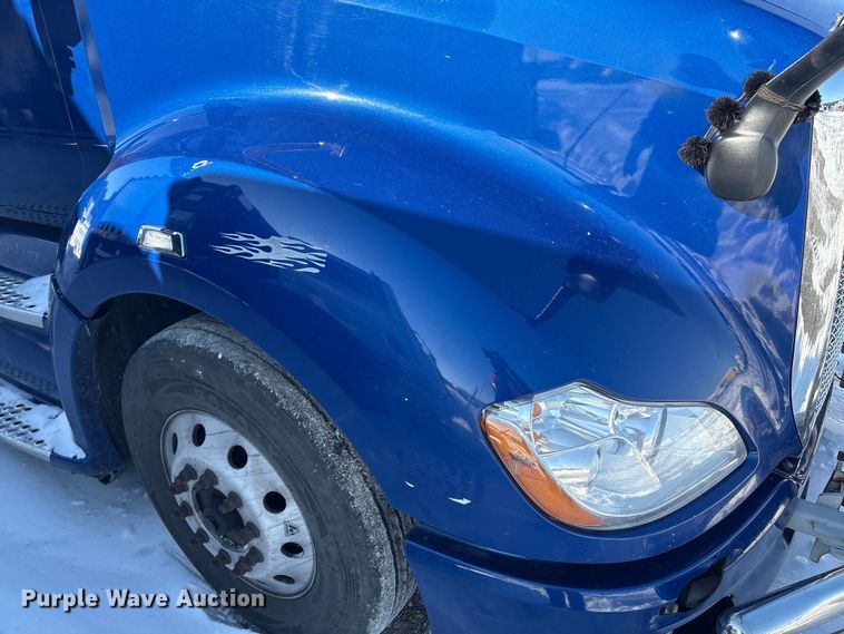 image for item YA1558 2022 Kenworth T680 semi truck
