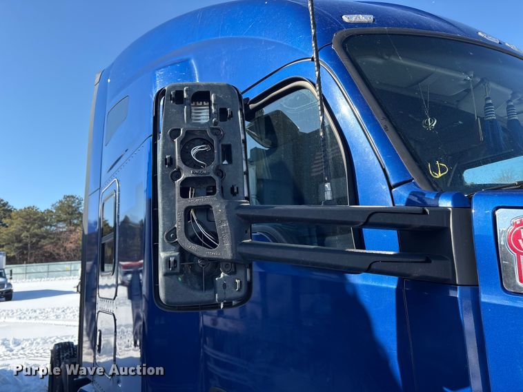 image for item YA1558 2022 Kenworth T680 semi truck