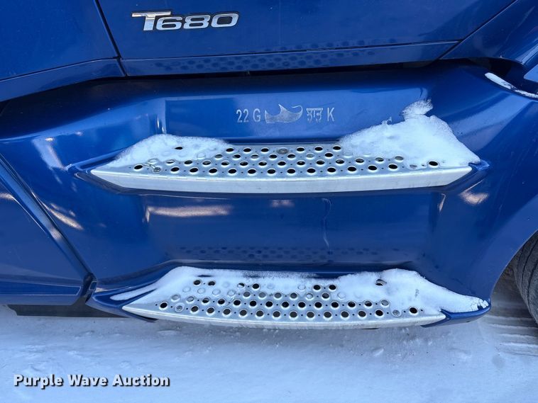 image for item YA1558 2022 Kenworth T680 semi truck