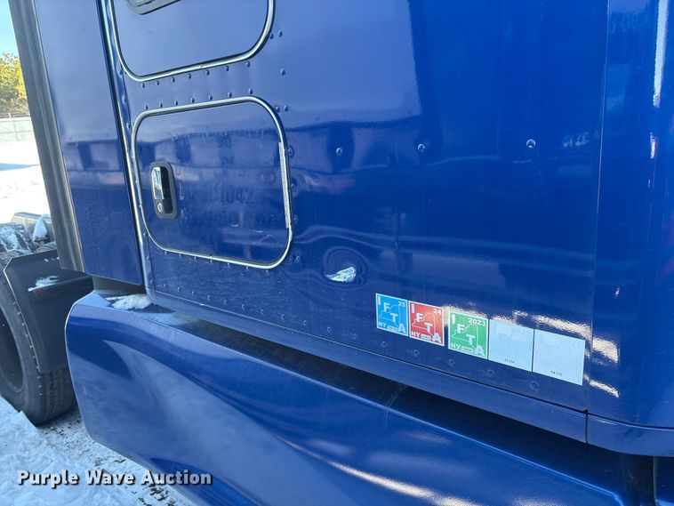 image for item YA1558 2022 Kenworth T680 semi truck