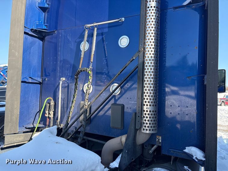 image for item YA1558 2022 Kenworth T680 semi truck