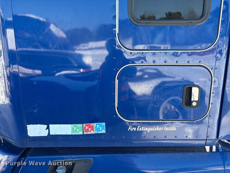 image for item YA1558 2022 Kenworth T680 semi truck