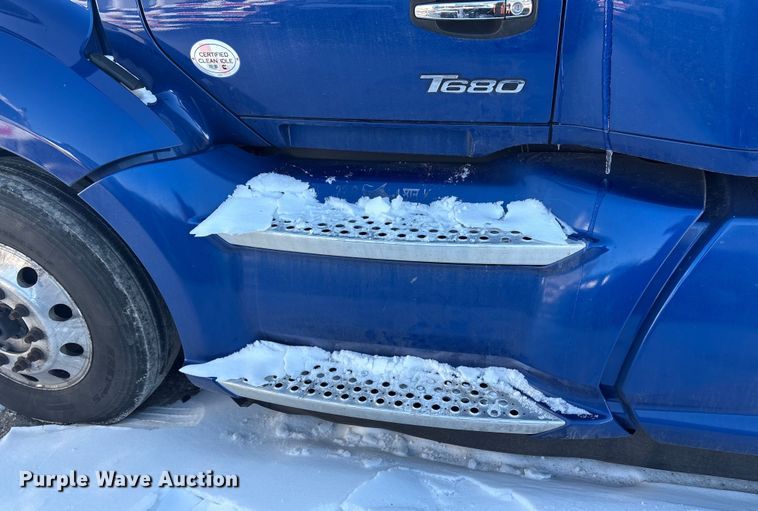 image for item YA1558 2022 Kenworth T680 semi truck