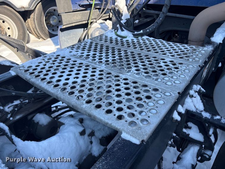 image for item YA1558 2022 Kenworth T680 semi truck