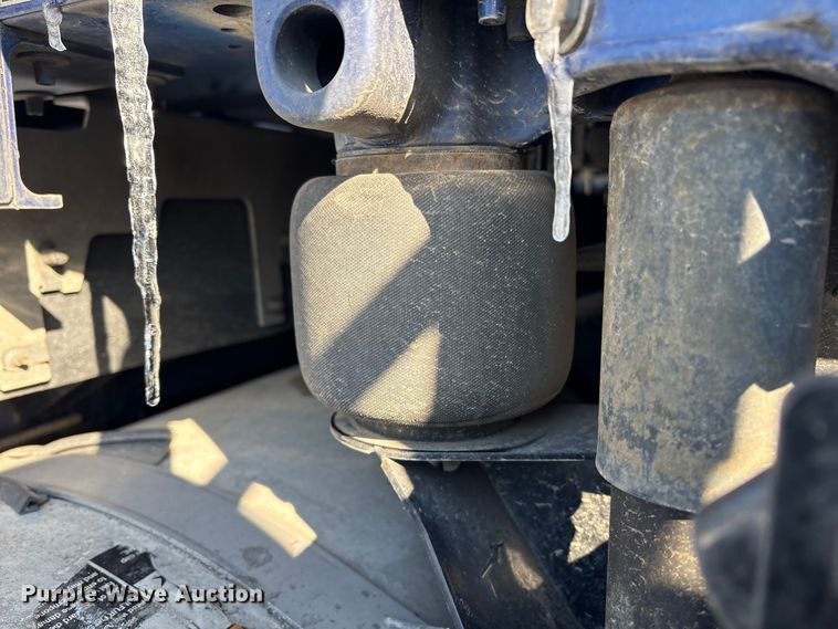 image for item YA1558 2022 Kenworth T680 semi truck