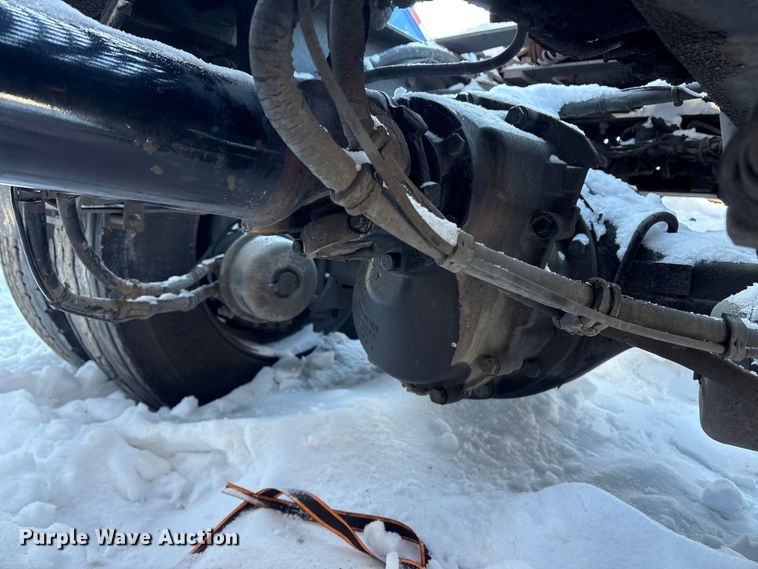 image for item YA1558 2022 Kenworth T680 semi truck