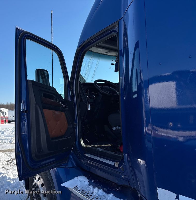 image for item YA1558 2022 Kenworth T680 semi truck