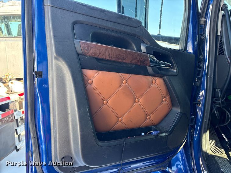 image for item YA1558 2022 Kenworth T680 semi truck