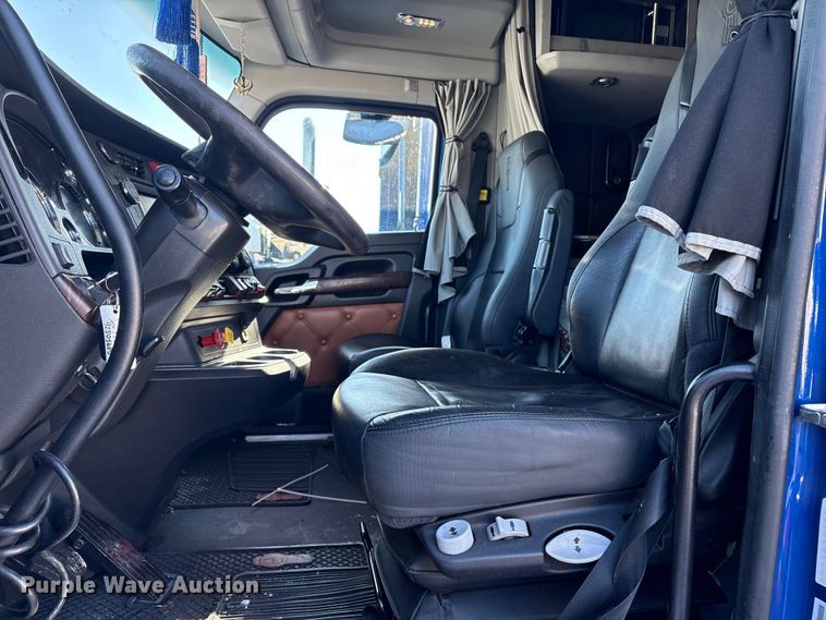 image for item YA1558 2022 Kenworth T680 semi truck