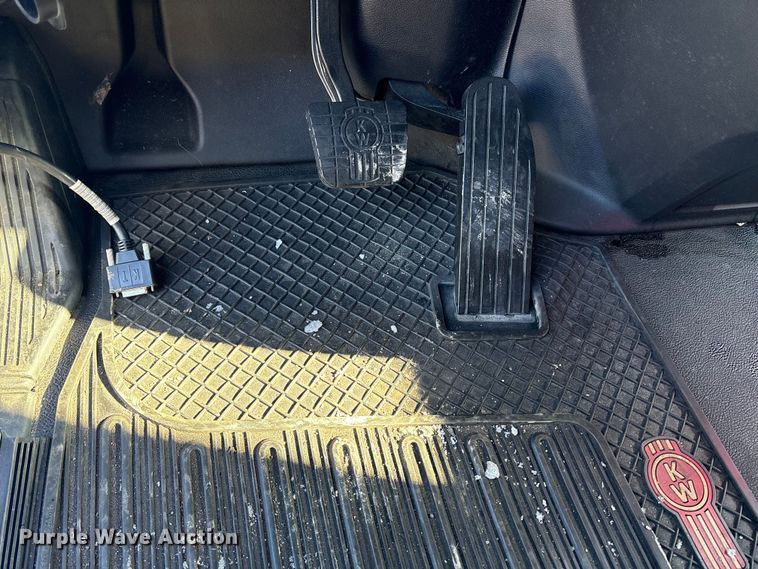 image for item YA1558 2022 Kenworth T680 semi truck