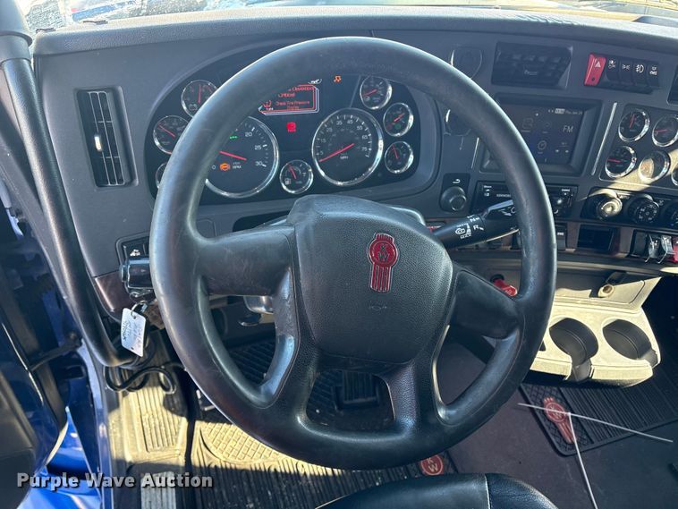 image for item YA1558 2022 Kenworth T680 semi truck