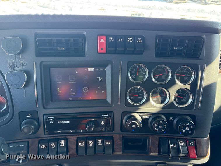 image for item YA1558 2022 Kenworth T680 semi truck