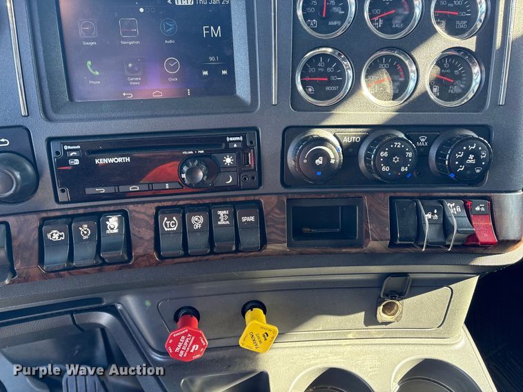 image for item YA1558 2022 Kenworth T680 semi truck