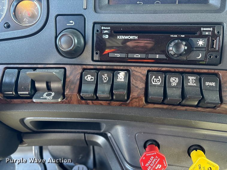 image for item YA1558 2022 Kenworth T680 semi truck