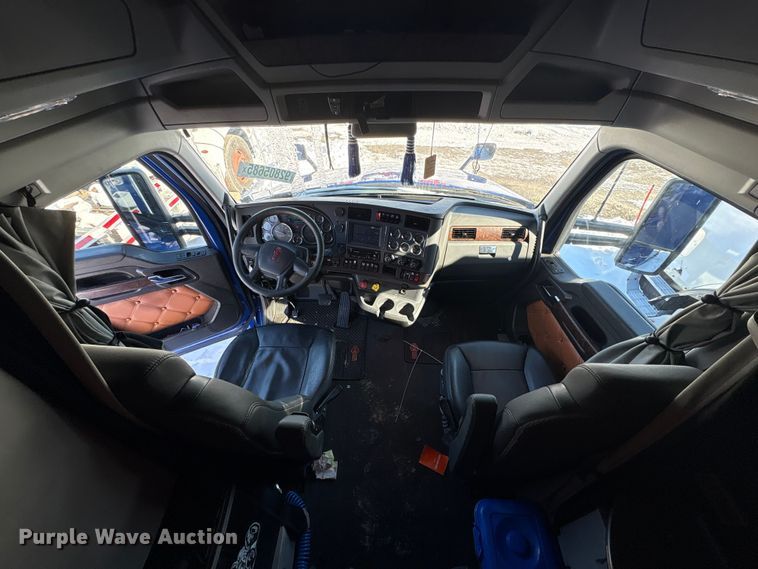 image for item YA1558 2022 Kenworth T680 semi truck