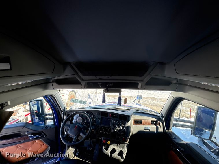 image for item YA1558 2022 Kenworth T680 semi truck