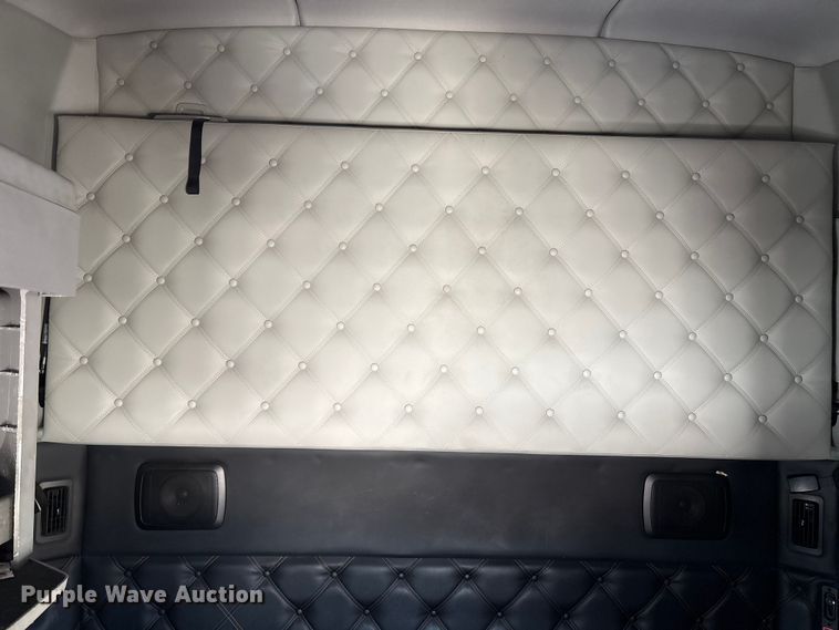 image for item YA1558 2022 Kenworth T680 semi truck