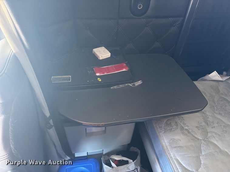 image for item YA1558 2022 Kenworth T680 semi truck