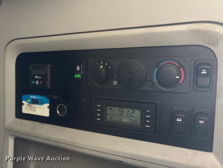 image for item YA1558 2022 Kenworth T680 semi truck