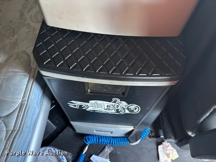 image for item YA1558 2022 Kenworth T680 semi truck