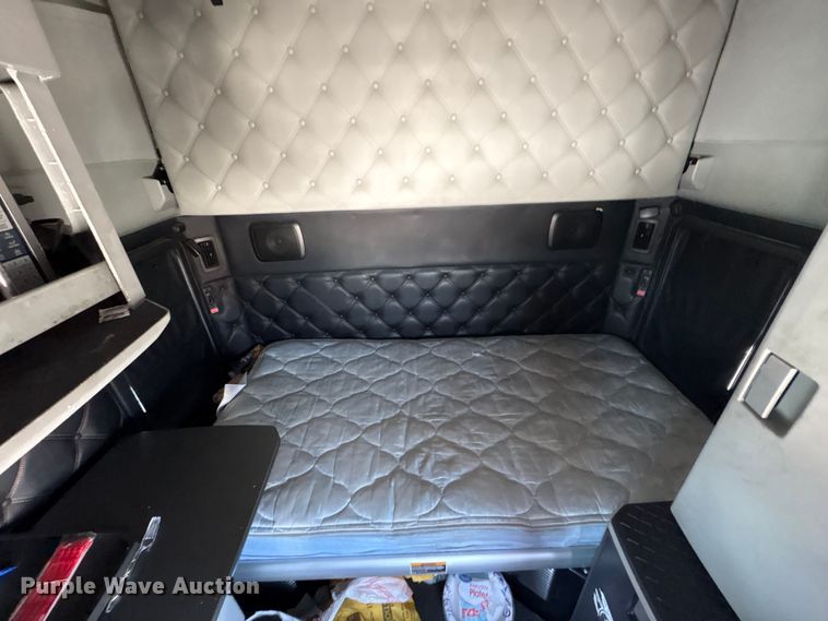 image for item YA1558 2022 Kenworth T680 semi truck