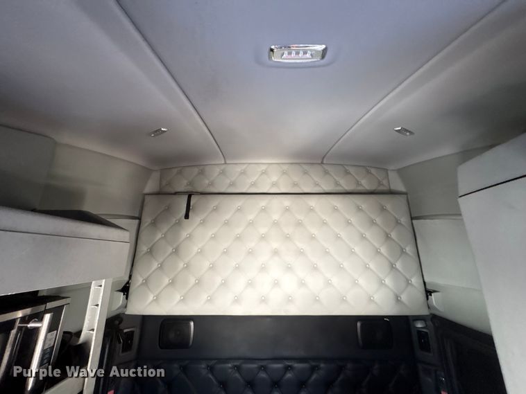 image for item YA1558 2022 Kenworth T680 semi truck