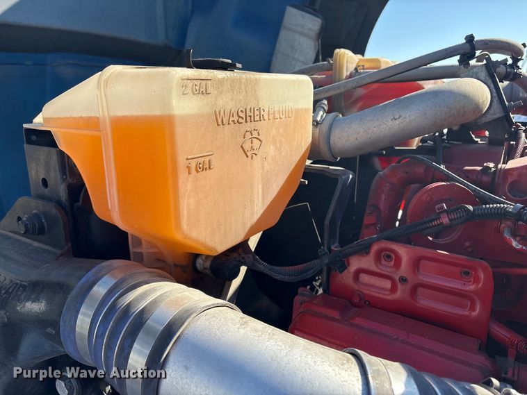 image for item YA1558 2022 Kenworth T680 semi truck