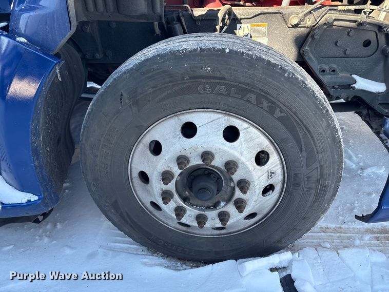 image for item YA1558 2022 Kenworth T680 semi truck