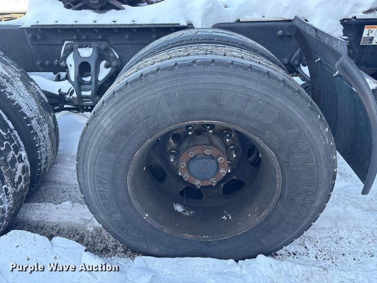 image for item YA1558 2022 Kenworth T680 semi truck