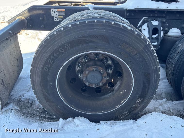 image for item YA1558 2022 Kenworth T680 semi truck