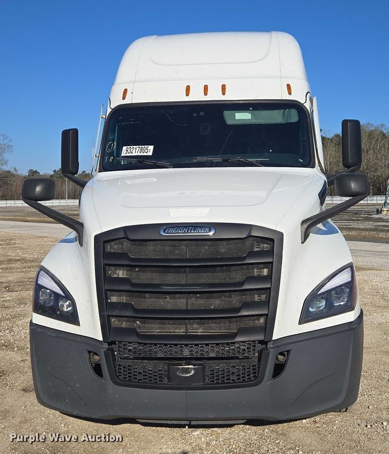 image for item YA1599 2020 Freightliner Cascadia semi truck