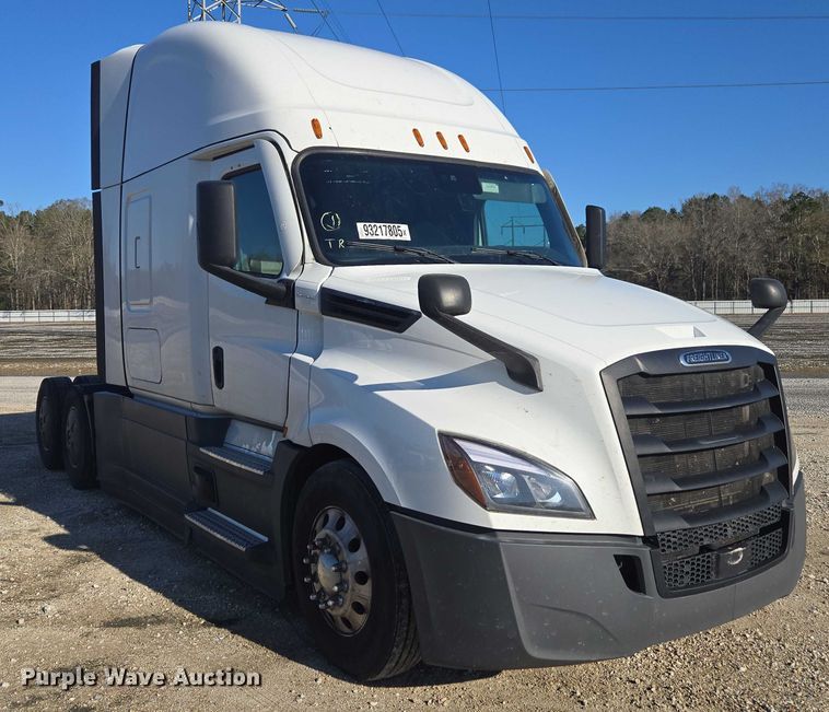 image for item YA1599 2020 Freightliner Cascadia semi truck