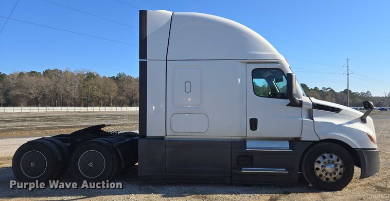 image for item YA1599 2020 Freightliner Cascadia semi truck