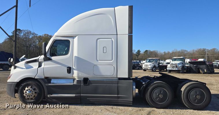 image for item YA1599 2020 Freightliner Cascadia semi truck