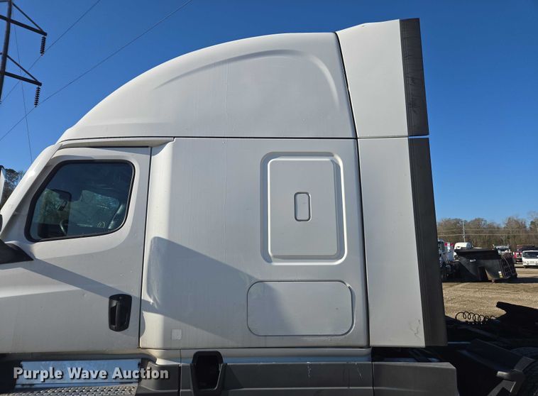 image for item YA1599 2020 Freightliner Cascadia semi truck