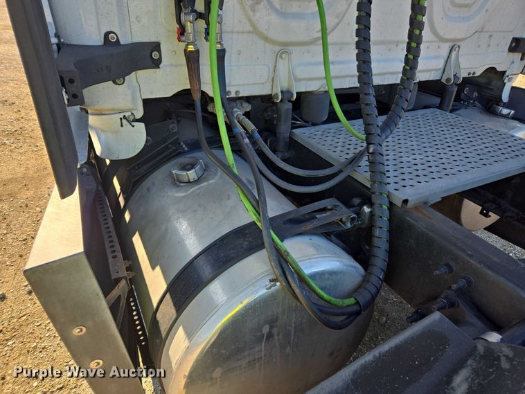 image for item YA1599 2020 Freightliner Cascadia semi truck