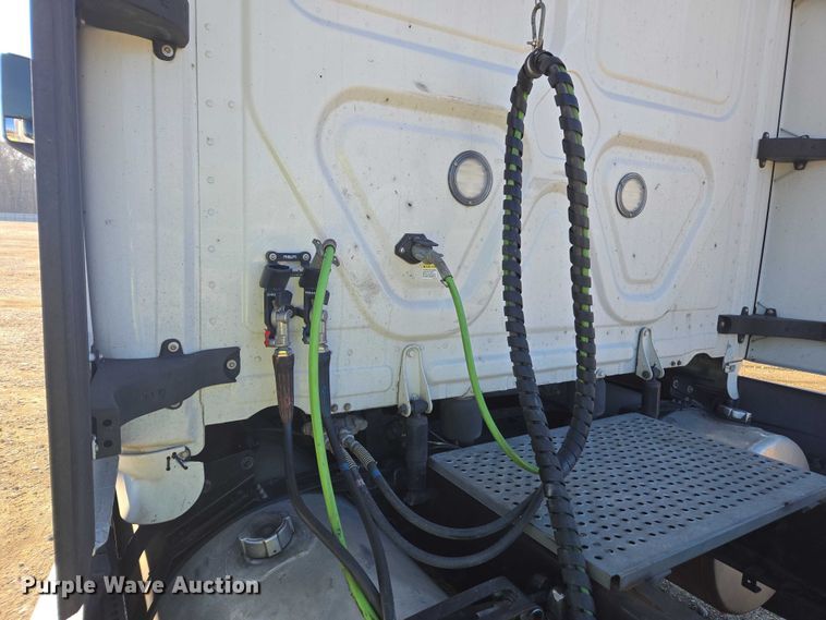 image for item YA1599 2020 Freightliner Cascadia semi truck