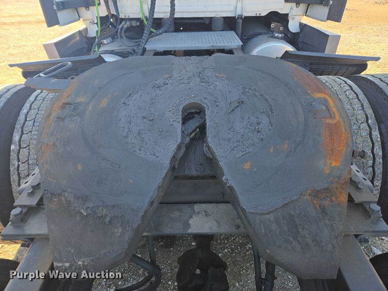 image for item YA1599 2020 Freightliner Cascadia semi truck