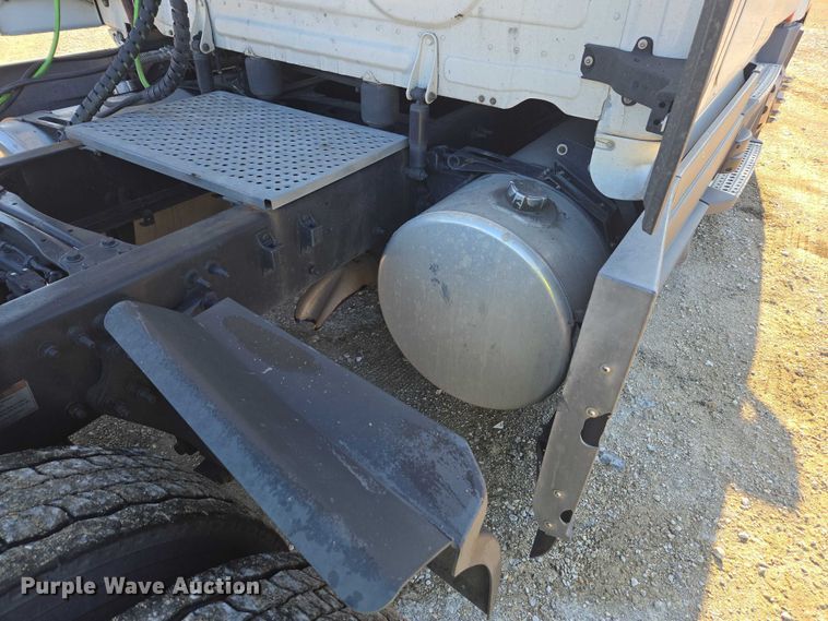 image for item YA1599 2020 Freightliner Cascadia semi truck