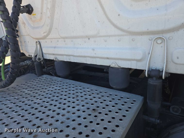 image for item YA1599 2020 Freightliner Cascadia semi truck