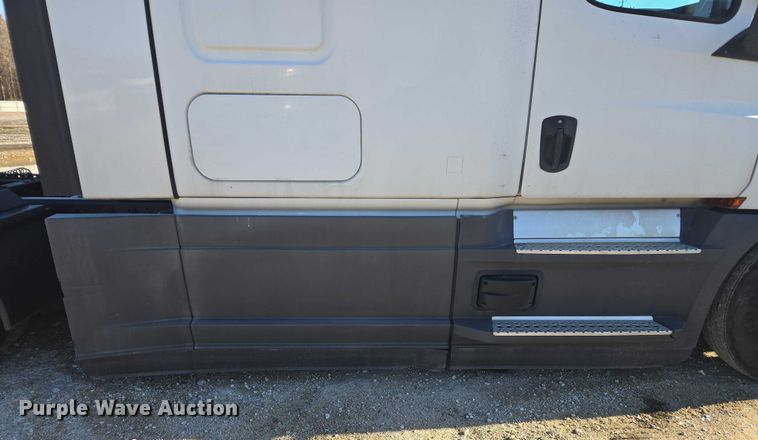 image for item YA1599 2020 Freightliner Cascadia semi truck