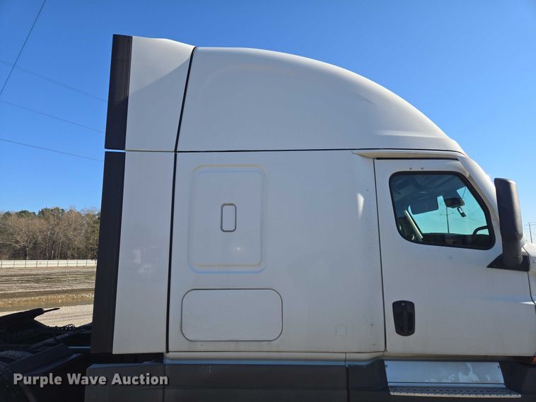 image for item YA1599 2020 Freightliner Cascadia semi truck